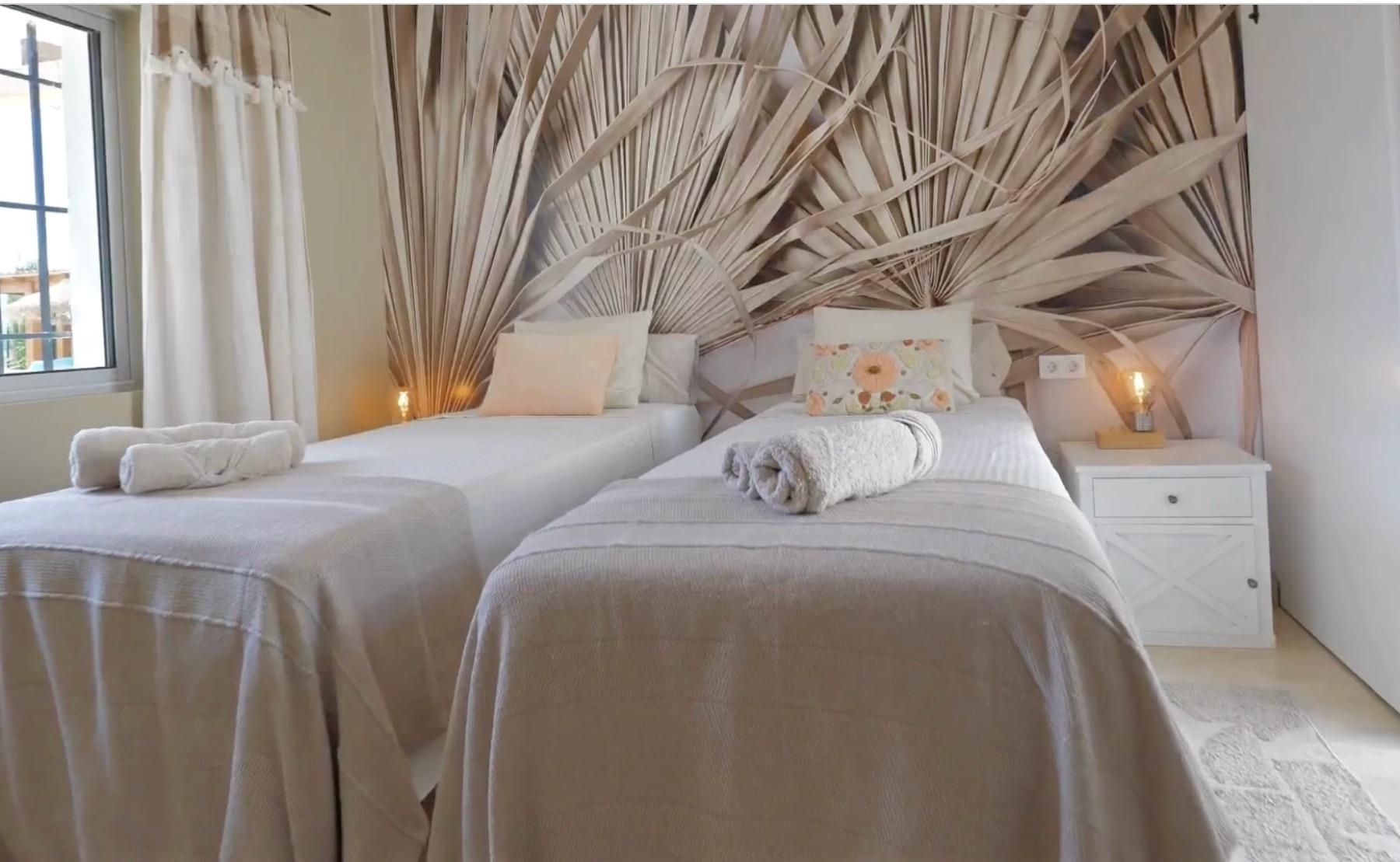 Een lichte tweepersoonskamer in Villa Fahala