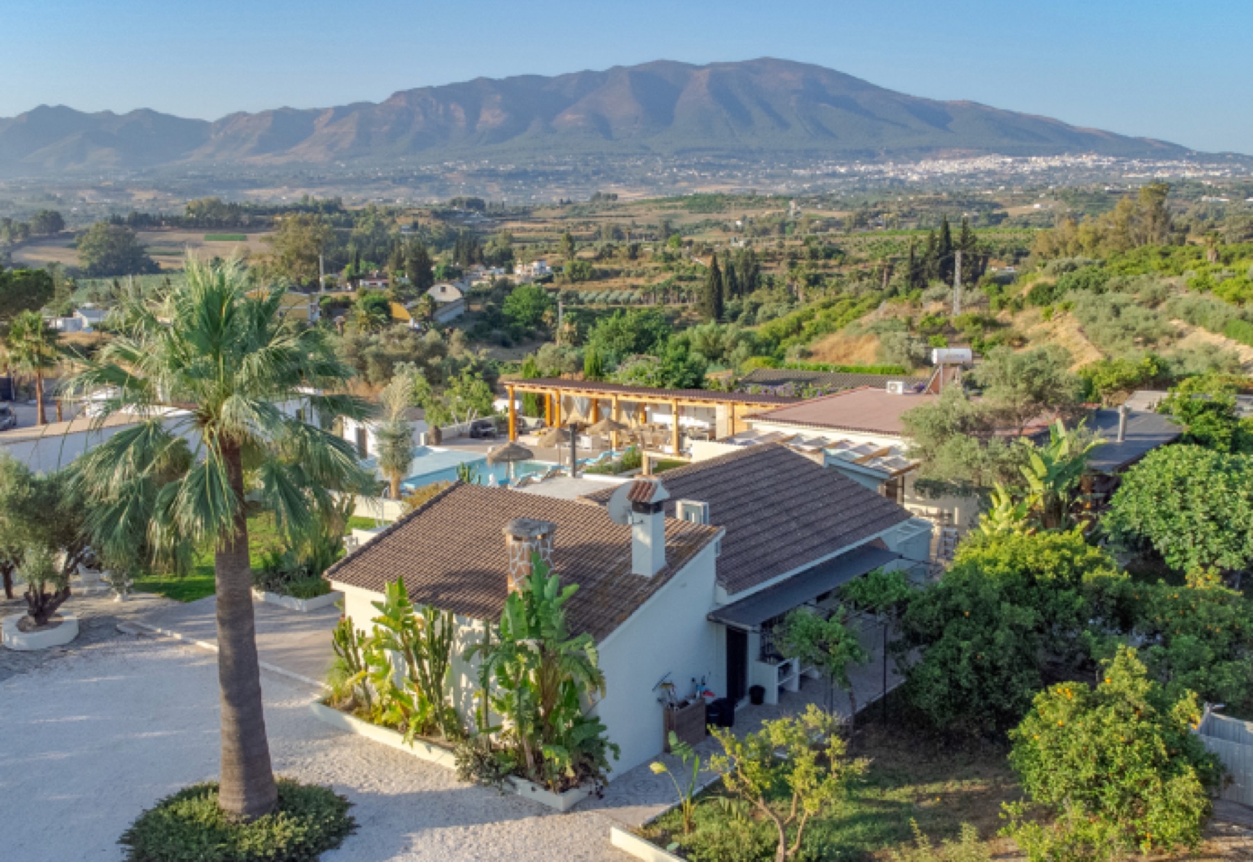 Villa Fahala tussen de heuvels van Andalusië