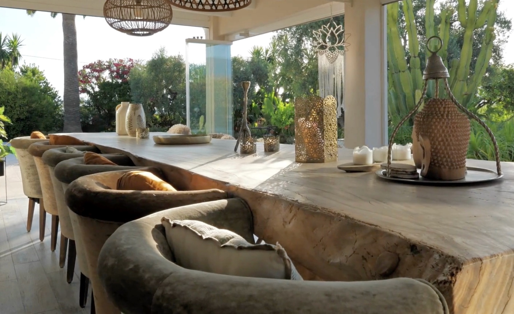De lange gezamenlijke tafel in Villa Fahala