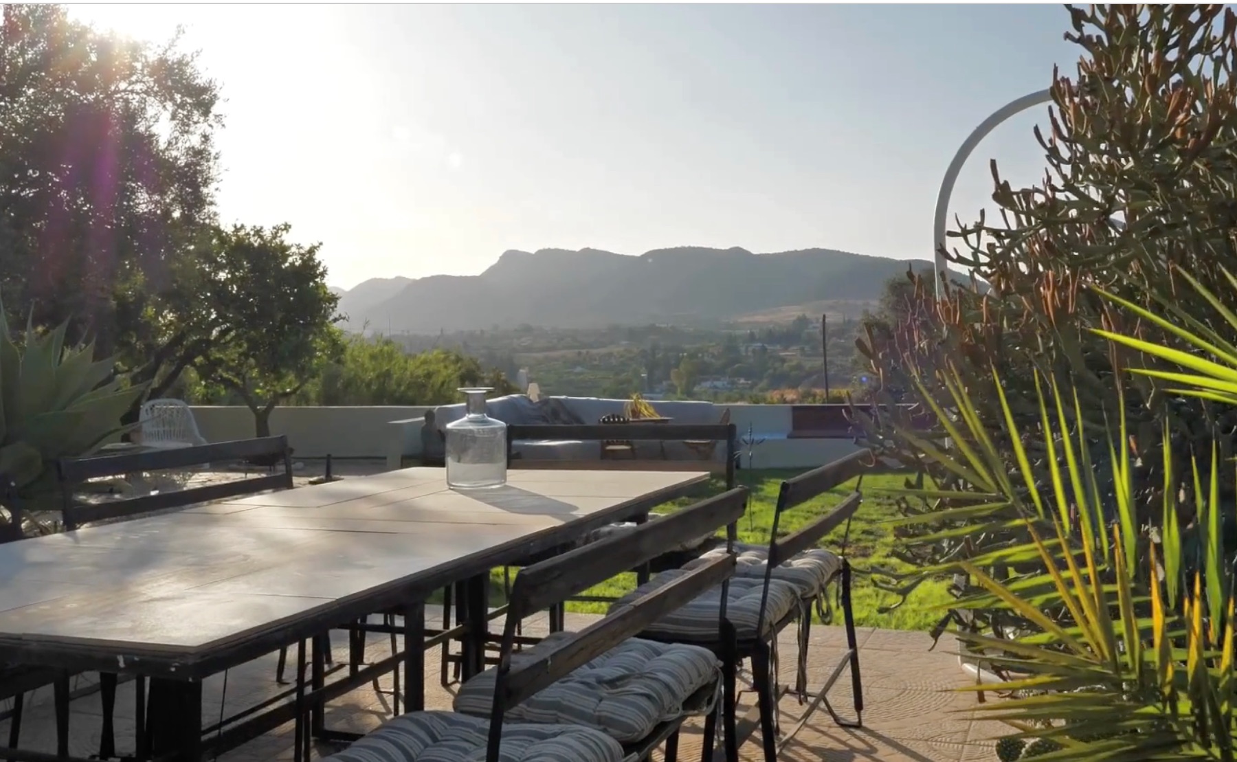 Het terras van Villa Fahala met uitzicht op de bergen