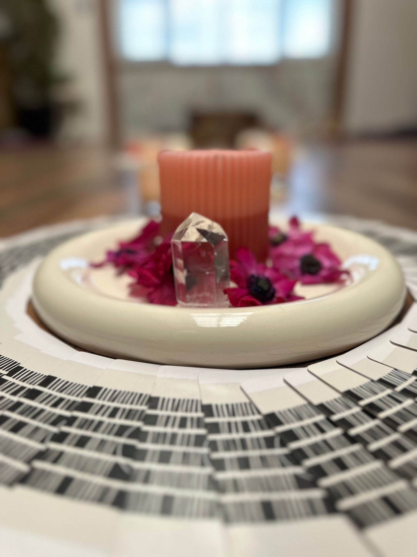 Een kristal en bloemen als verstild ritueel detail