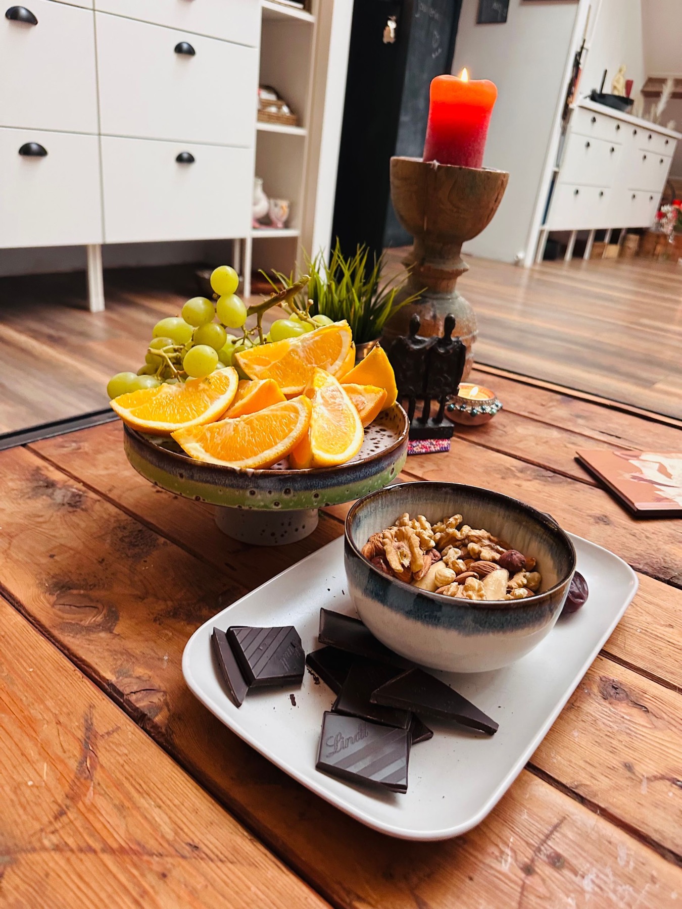 Fruit, noten en chocolade als verzorgde ontvangst